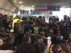 Deux collectifs de sans-papiers ont organisé hier un sit-in dans le terminal 2F de l’aéroport Paris-Charles de Gaulle pour dé