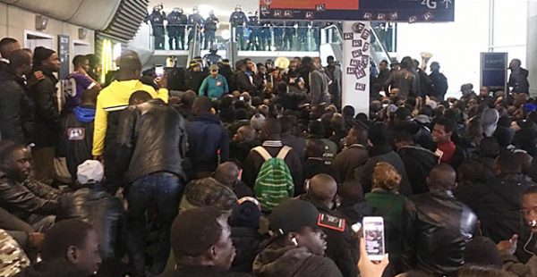 Deux collectifs de sans-papiers ont organisé hier un sit-in dans le terminal 2F de l’aéroport Paris-Charles de Gaulle pour dé