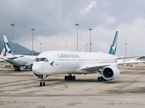 
La compagnie aérienne Cathay Pacific a réduit en 2021 sa perte à 703 millions de dollars, après être revenue dans le vert au
