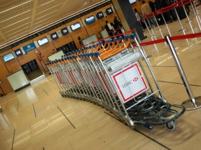 
Hier, l aéroport de Paris-Orly a connu une panne de son système de traitement des bagages, créant une situation chaotique en p