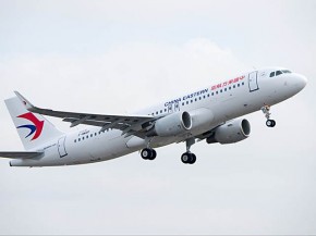 
En Chine, au centre de livraison de Tianjin, l avionneur Airbus a fait décoller un A320neo destiné à la compagnie aérienne Ch