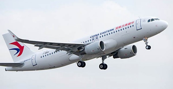 
En Chine, au centre de livraison de Tianjin, l avionneur Airbus a fait décoller un A320neo destiné à la compagnie aérienne Ch