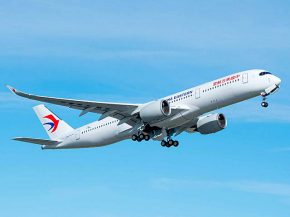 La compagnie aérienne China Eastern Airlines a reçu jeudi le premier des vingt Airbus A350-900 commandés, le 220e livré depuis