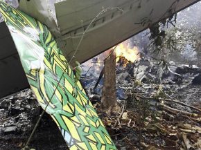 Deux petits avions se sont écrasés hier, faisant douze morts au Costa Rica peu après le décollage et six morts dans une riviè