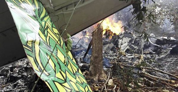 Deux petits avions se sont écrasés hier, faisant douze morts au Costa Rica peu après le décollage et six morts dans une riviè