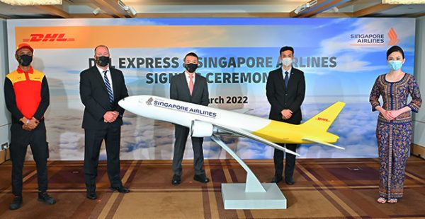 
La compagnie aérienne Singapore Airlines a accueilli le premier des cinq Boeing 777F   bicolores, » commandé par DH