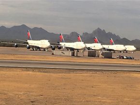 Un pilote et une hôtesse de l’air de la compagnie aérienne Delta Air Lines se sont mariés lors du dernier vol de son Boeing 7