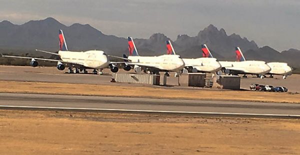Un pilote et une hôtesse de l’air de la compagnie aérienne Delta Air Lines se sont mariés lors du dernier vol de son Boeing 7