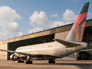 air-journal_Delta 767-300ER hangar