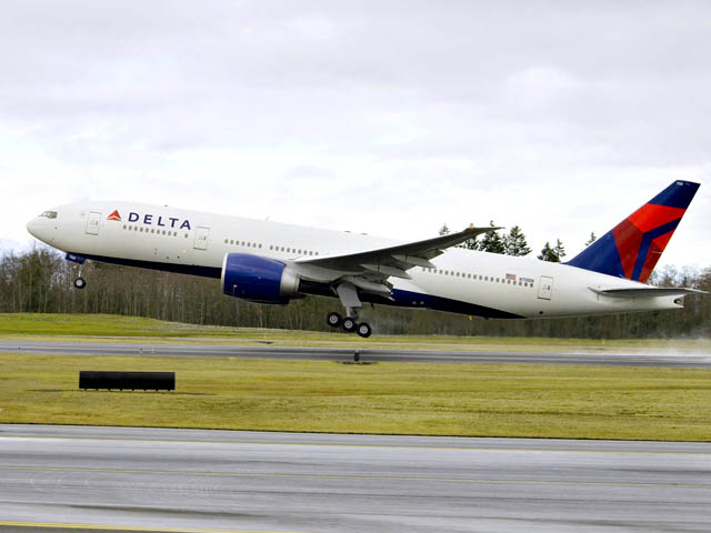 air-journal_Delta 777-200LR takeoff