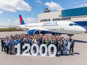Airbus a livré hier le 12-millième avion de son histoire, un A220-100 remis à la compagnie aérienne Delta Air Lines. Il a conf