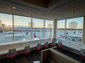 
L aéroport international Hartsfield-Jackson d Atlanta, situé aux États-Unis, est le plus grand aéroport au monde en termes de