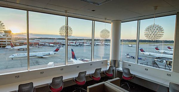 
L aéroport international Hartsfield-Jackson d Atlanta, situé aux États-Unis, est le plus grand aéroport au monde en termes de
