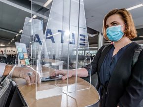 
Le CDC américain (Center for Disease Control and prevention) a mis à jour ses recommandations pour le transport aérien : 