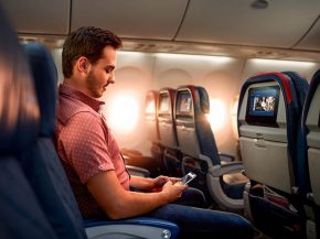 Avec le début du déconfinement en France ce lundi matin, la distanciation physique ne sera pas obligatoire à bord des avions, a