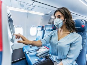 
Le refus de porter un masque à bord des avions serait la première cause de l’incivilité des passagers, alors que la règle i