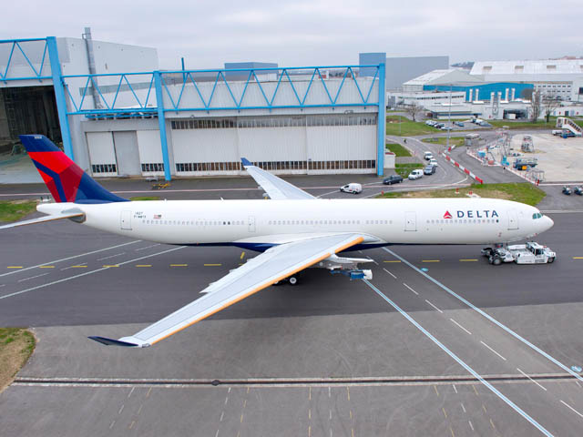 air-journal_Delta_Air_Lines_A330-300_242T_roll_out_painthall_2