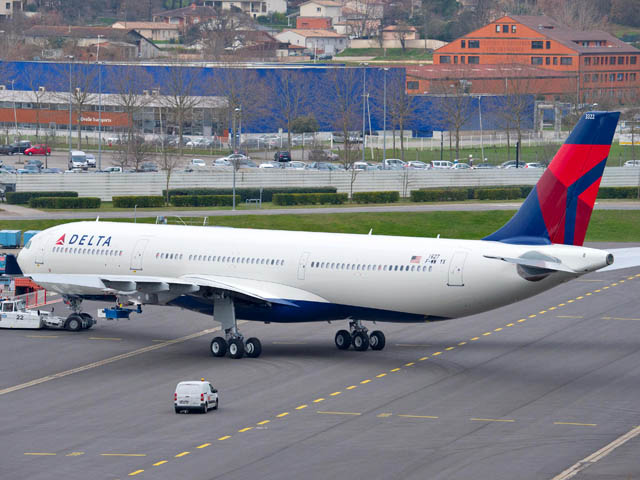 air-journal_Delta_Air_Lines_A330-300_242T_roll_out_painthall_4
