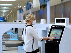 La compagnie aérienne Emirates Airlines a installé dans le T3 de l’aéroport de Dubaï huit bornes d enregistrement automatiqu