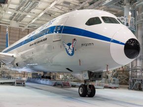 La compagnie aérienne El Al a choisi pour son sixième Boeing 787-9 Dreamliner une livrée rétro, tandis que les nouvelles coule