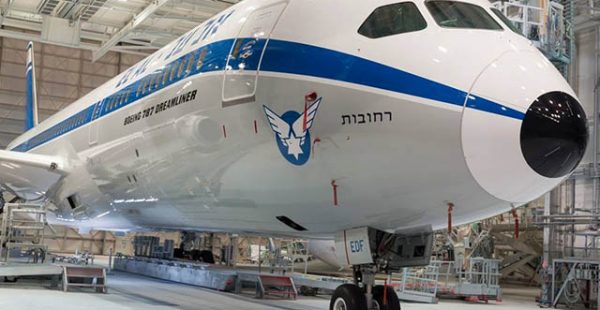 La compagnie aérienne El Al a choisi pour son sixième Boeing 787-9 Dreamliner une livrée rétro, tandis que les nouvelles coule