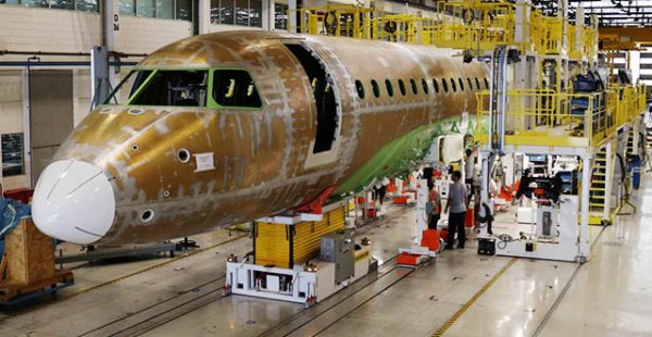 
Embraer a annoncé aujourd hui son intention d investir environ 390 millions de dollars américains et d embaucher 900 employés 