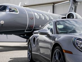 
L’avionneur Embraer et le constructeur automobile Porsche vendent ensemble un avion d’affaires Phenom 300E et une 911 Turbo S