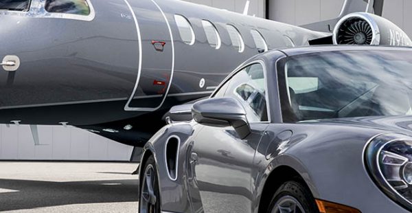 
L’avionneur Embraer et le constructeur automobile Porsche vendent ensemble un avion d’affaires Phenom 300E et une 911 Turbo S