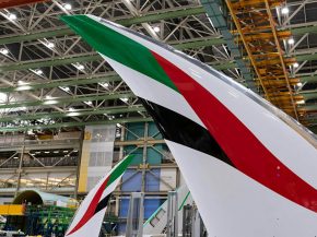 La compagnie aérienne Emirates Airlines a diffusé des images de son premier Boeing 777X portant en partie sa livrée. Airbus a d