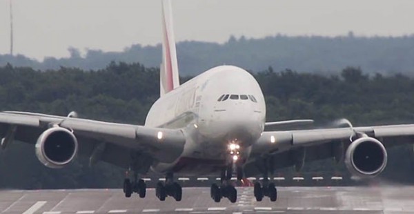 
L amorçage de la descente est une phase cruciale du vol où les pilotes doivent effectuer une série de calculs et de procédure