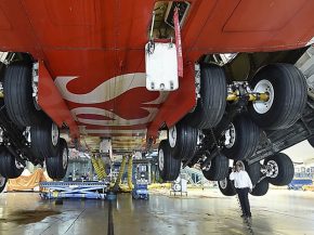 La compagnie aérienne Emirates Airlines a mis en ligne une vidéo sur le changement du train d’atterrissage complet de l’un d