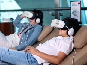La compagnie aérienne Emirates Airlines expérimente des casques de réalité virtuelle dans ses salons de l aéroport de Dubaï,