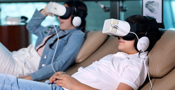 La compagnie aérienne Emirates Airlines expérimente des casques de réalité virtuelle dans ses salons de l aéroport de Dubaï,