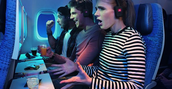 La compagnie aérienne Emirates Airlines assure que tous ses vols vers et depuis la Grande Bretagne retransmettront en direct les 