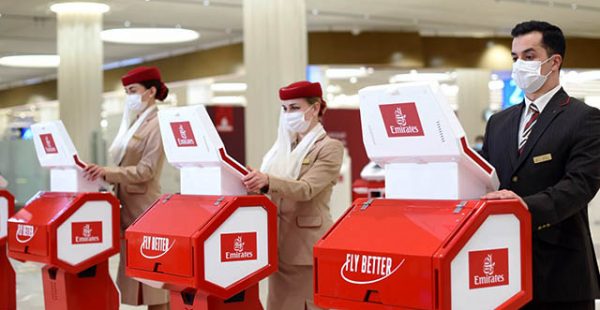
La compagnie aérienne Emirates Airlines met en place des bornes d enregistrement mobiles à l’aéroport de Dubaï, afin de ré