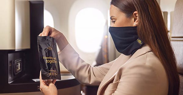 La compagnie aérienne Etihad Airways propose à ses clients de Première et de classe Affaires un   masque facial de s