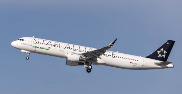 
Le sharklet d’un Airbus A321 de la compagnie aérienne EVA Air a   défiguré » un Boeing 777 de la même compagnie