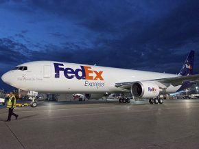 
Un avion 757-200 de FedEx a dérapé hors de la piste lors d un atterrissage forcé dans un aéroport du Tennessee (Chattanooga) 