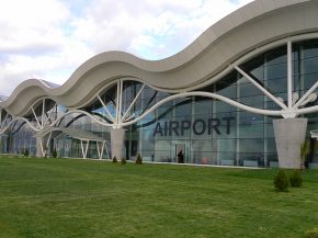 
Deux aéroports affectés par des catastrophes naturelles ont rouvert leur pistes : celui de Hatay en Turquie, endommagé pa