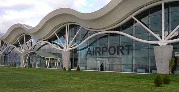 
Deux aéroports affectés par des catastrophes naturelles ont rouvert leur pistes : celui de Hatay en Turquie, endommagé pa