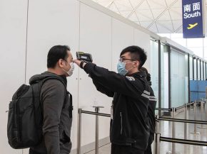 
Depuis vendredi, Hong Kong réduit à une semaine la période pendant laquelle sont suspendus les vols internationaux transportan
