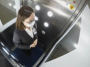 Face à la pandémie de Covid-19, l’aéroport de Hong Kong teste pour ses passagers une cabine de désinfection totale, et sans 