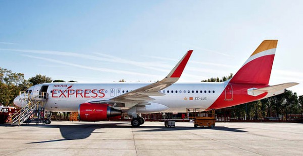 
Le conflit entre la compagnie aérienne low cost Iberia Express et un syndicat d’hôtesses de l’air et stewards continue, ave