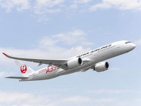 La compagnie aérienne Japan Airlines a réceptionné son premier A350-900, qui est aussi le premier Airbus acquis de sa flotte. L