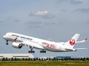 
Japan Airlines (JAL) a laissé ses prévisions annuelles inchangées, prévoyant toujours des pertes nettes liées à la pandémi