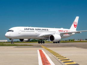 
Japan Airlines (JAL), qui souffre toujours de l impact de la crise sanitaire au Japon, s’attend à une perte nette annuelle de 