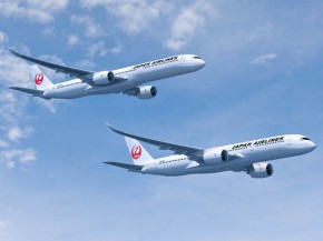 Le deuxième des 18 Airbus A350-900 commandés par la compagnie aérienne Japan Airlines, revêtu de sa livrée spéciale argent, 