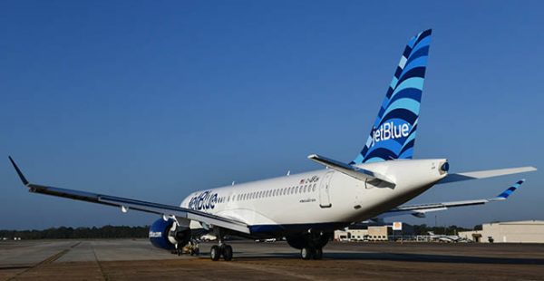Le premier des 70 Airbus A220-300 attendus par la compagnie aérienne low cost JetBlue Airways est sorti de l’atelier peinture d