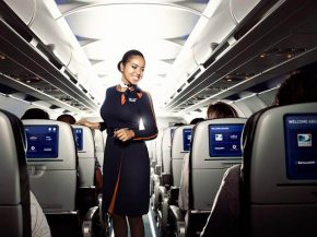 
La low cost américaine JetBlue Airways prévoit d augmenter les salaires des hôtesses et stewards et d offrir des primes, avec 