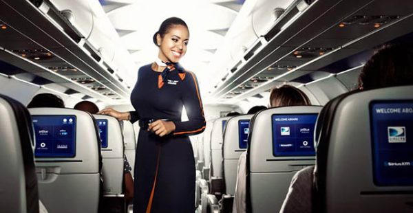 
La low cost américaine JetBlue Airways prévoit d augmenter les salaires des hôtesses et stewards et d offrir des primes, avec 